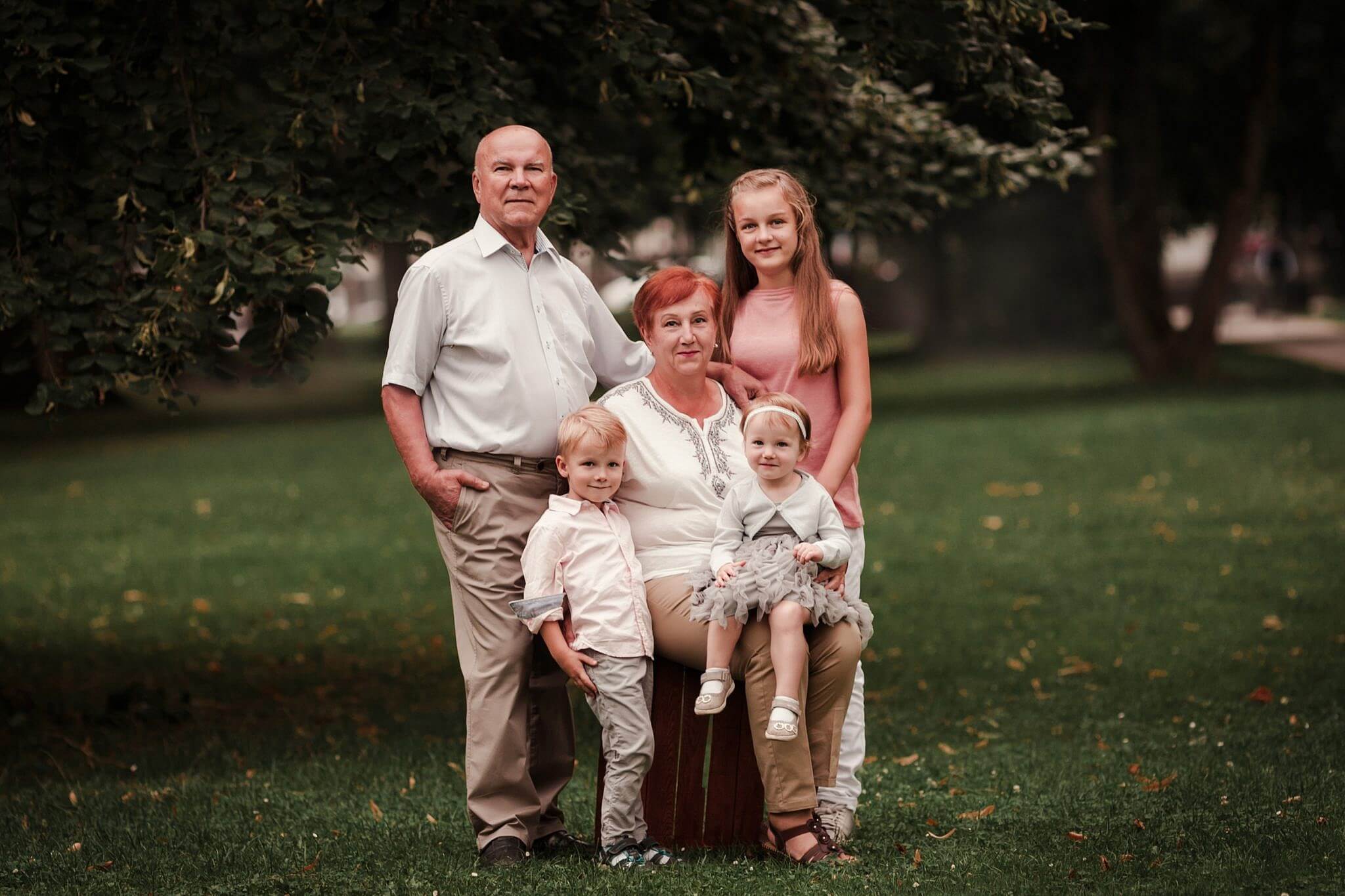 Familienfotografie Munchen mit Großeltern und Enkelkinder