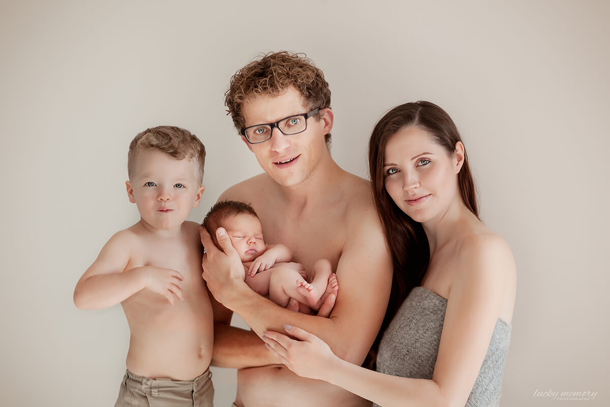 Familien Fotoshooting zu Hause mit Baby