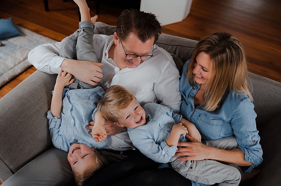Lifestyle Familien Fotoshooting mit Familienfotograf München