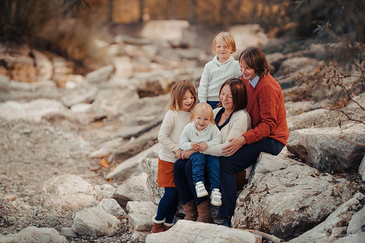 Eine glückliche fünfköpfige Familie bei einem herbstlichen Outdoor-Fotoshooting mit der professionellen Münchener Familienfotografin Lucky Memory Photography