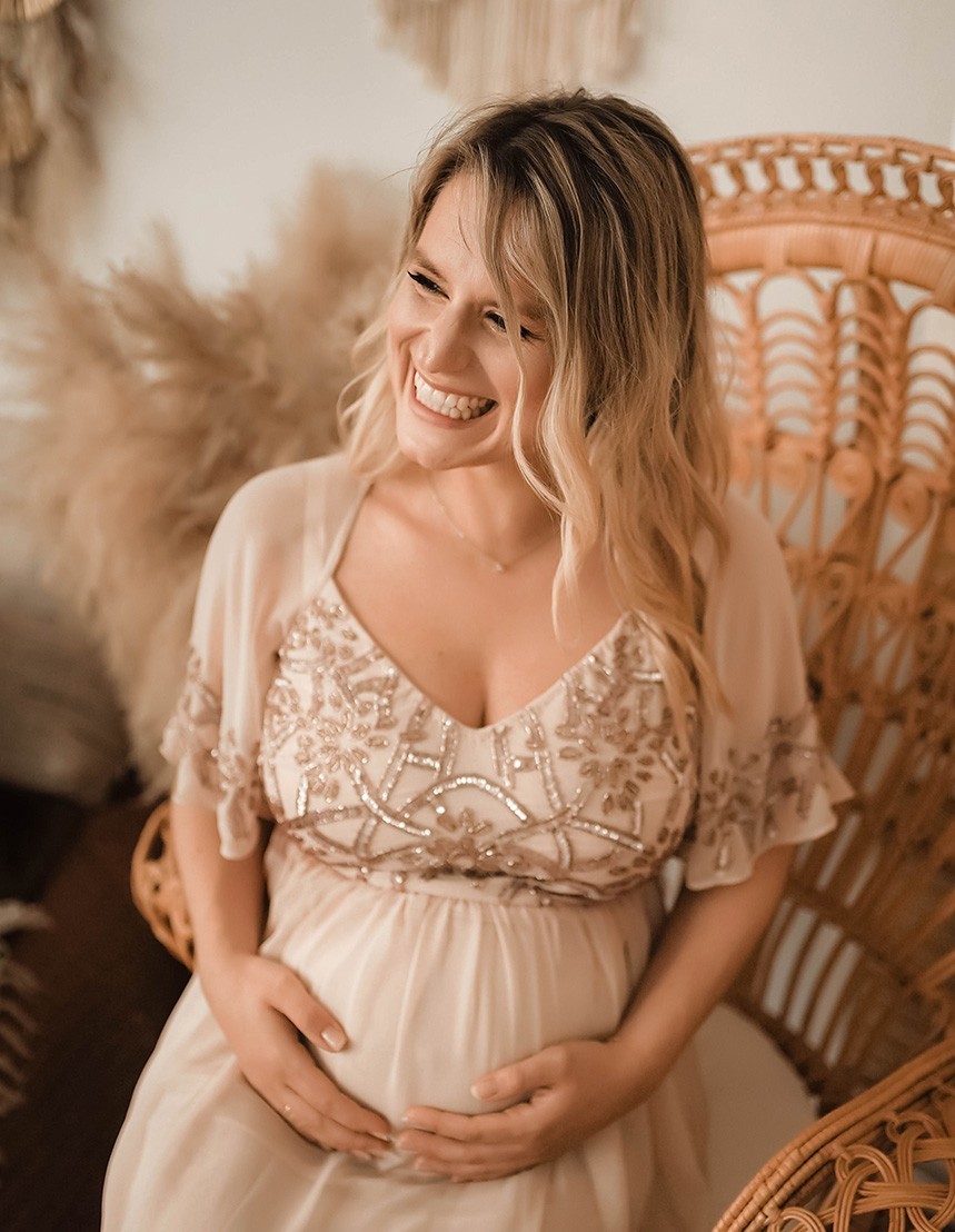 Wunderschöne schwangere Frau in schönem beigem Kleid bei Boho Schwangerschaft Fotografie im Fotostudio München