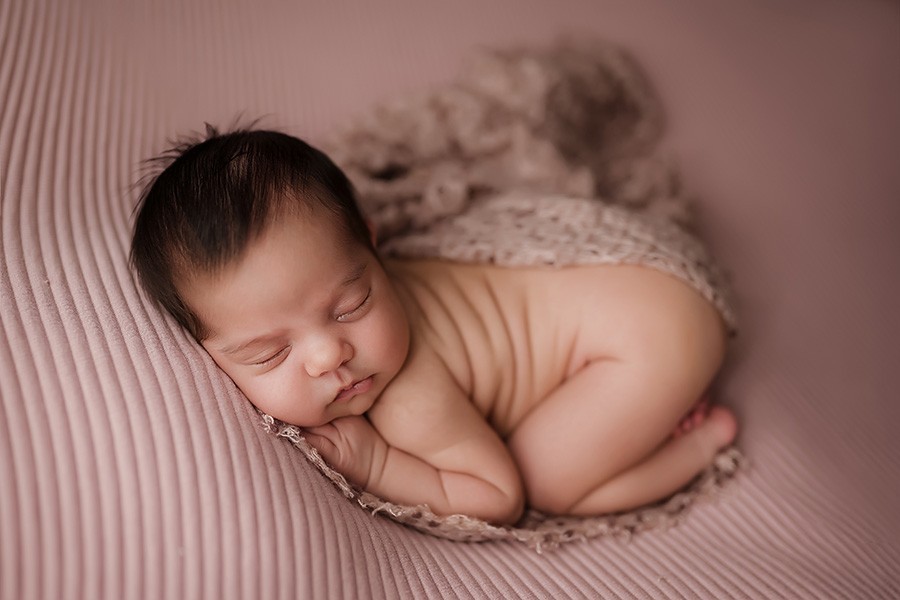 Schöne Babyfotografie eines zuckersüßen Mädchens bei Neugeborenen Fotograf aus Munchen