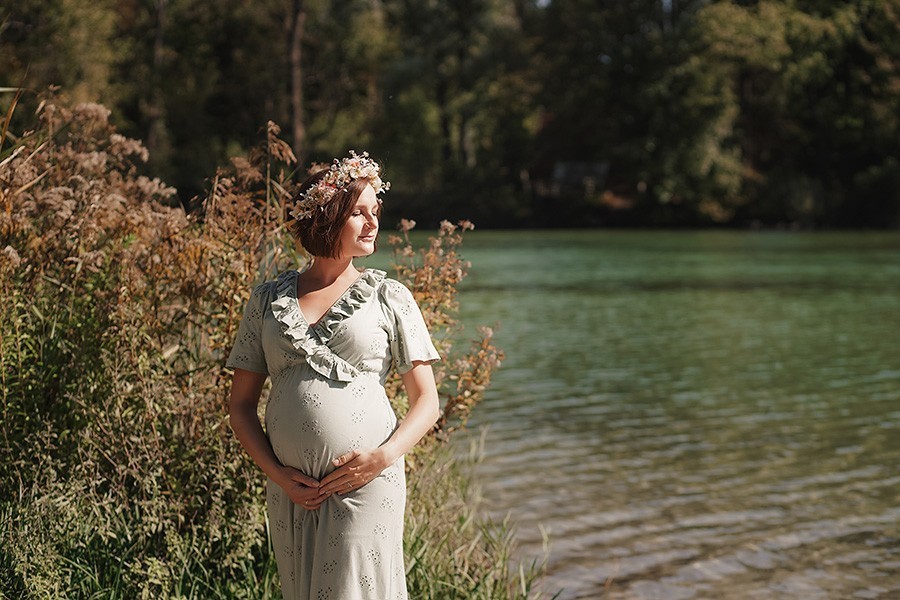 Schöne outdoor Schwangerschaftfotos in der Natur mit Fotografin aus München