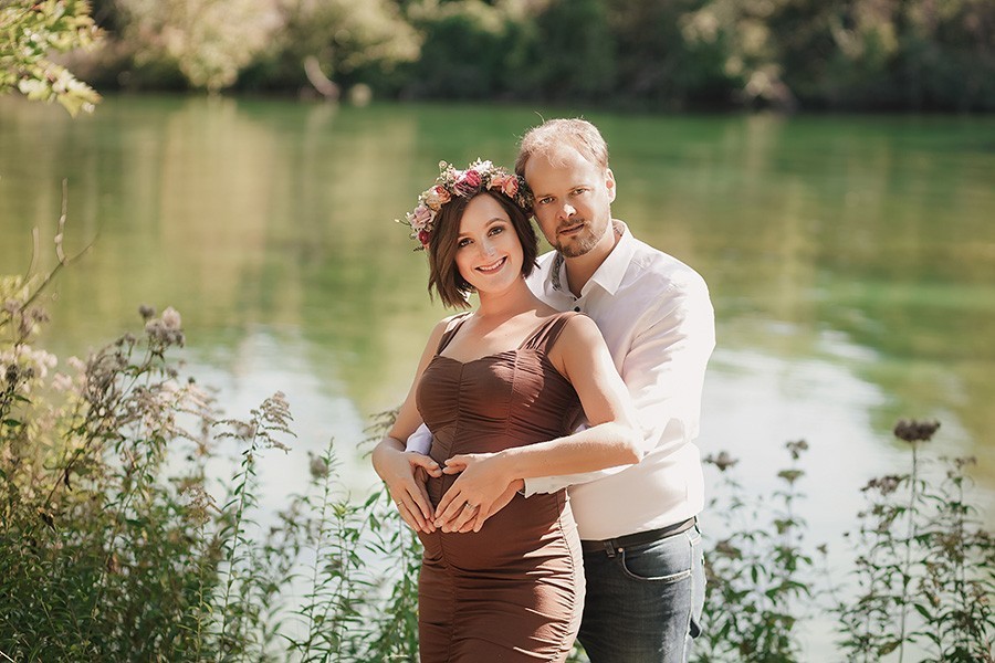Schöne Schwangerschaft Fotografie mit Partner draußen in der Natur Munchen