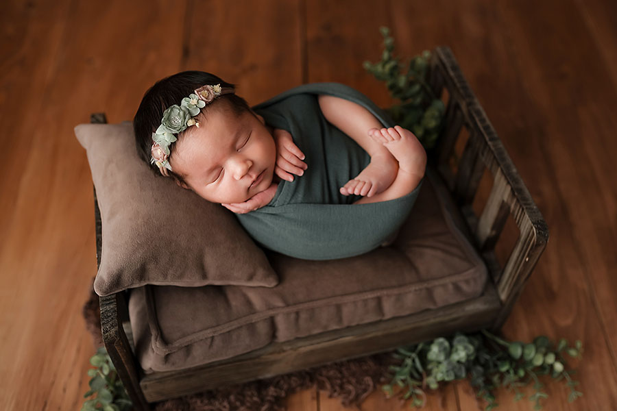 Erste süße Fotos des kleinen Babys während Neugeborenen Fotoshooting in München