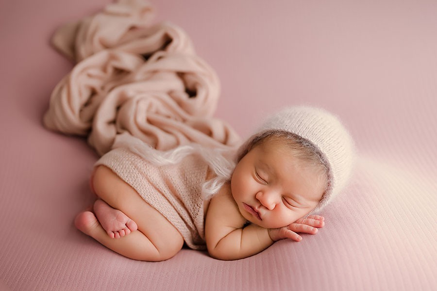 Niedliche Neugeborenen Bilder bei Babyshooting mit tollen Dekoration im münchner Fotostudio