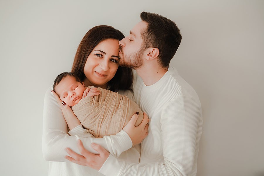 Tolle Babybilder mit Mama und Papa während Neugeborenen Shooting in München