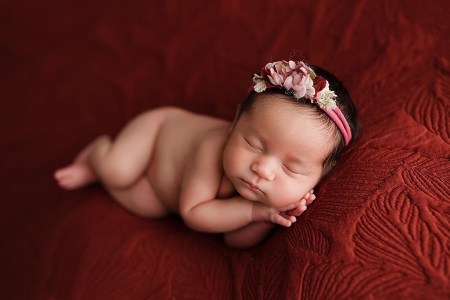 Wunderschöne Babyfotos während Neugeborenen Shooting in warmen Fotostudio München