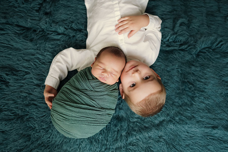 Unvergessliche Geschwisterfotos bei Babyshooting in gemütlichem Fotostudio in Munchen