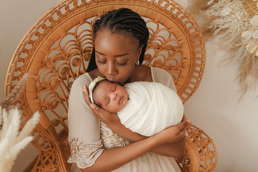 Schöne Babyfotos mit liebenden Mutter bei Neugeborenen Shooting in Munchen