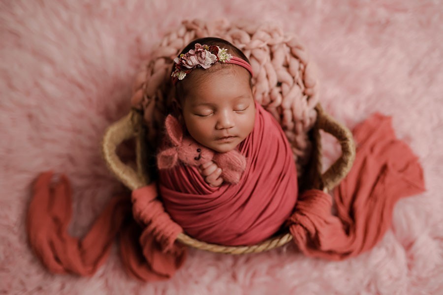 Zuckersüße Babyfotos mit Baby Girl beim Neugeborenen Shooting mit Fotografin aus Munchen
