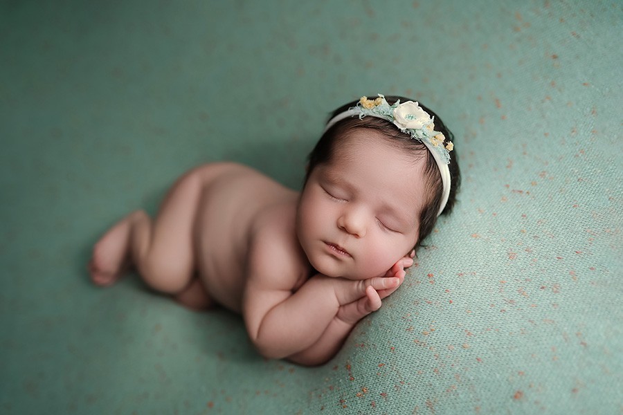 Niedliches Schlafendes Baby beim Neugeborenen Shooting im Fotostudio München