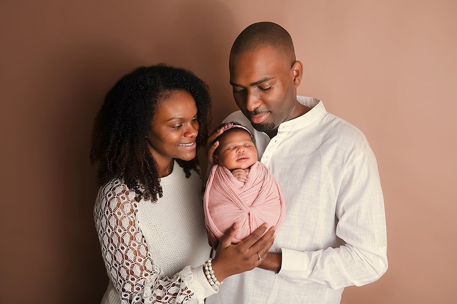 Liebende Eltern mit dem Neugeborenen Kind während Baby Fotoshooting in München