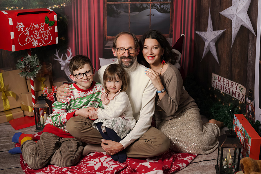 Glückliche Familien bei Weihnachtsshooting im Fotostudio