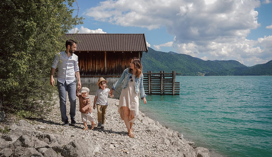 Schönes Familienfotoshooting am Walchensee mit Familienfotograf