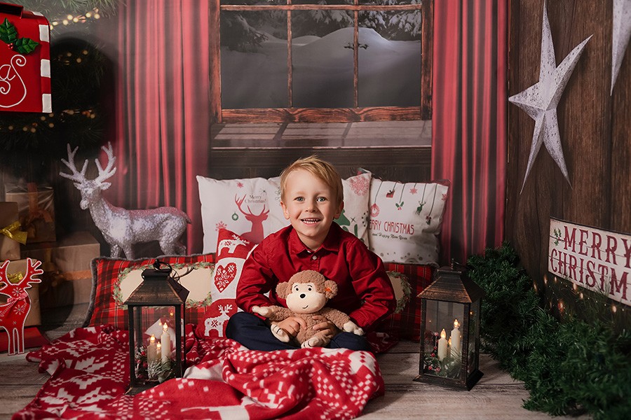 Kinder Weihnachtsfotos in schön dekoriertem Fotostudio München