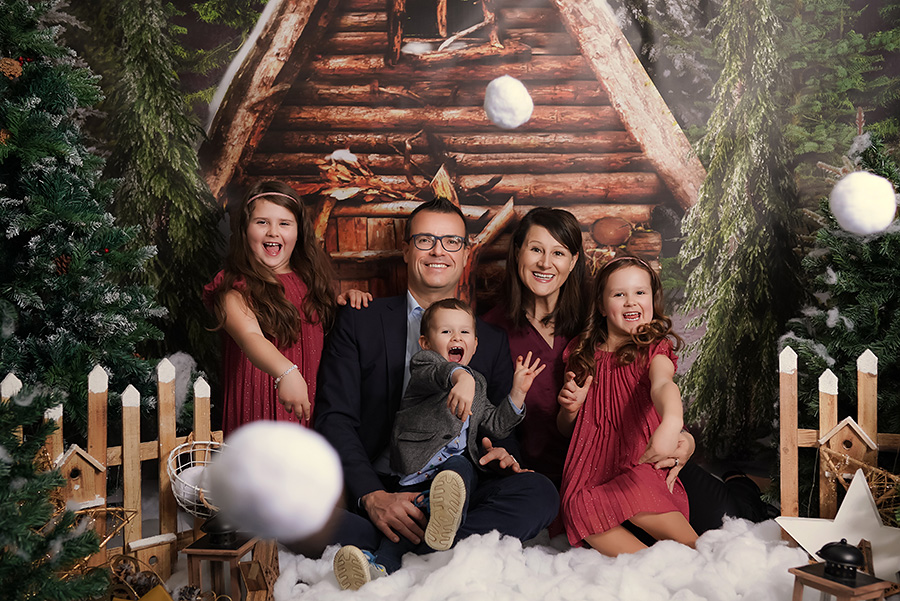 Glückliche Familienfotos während dem Weihnachtsshooting München