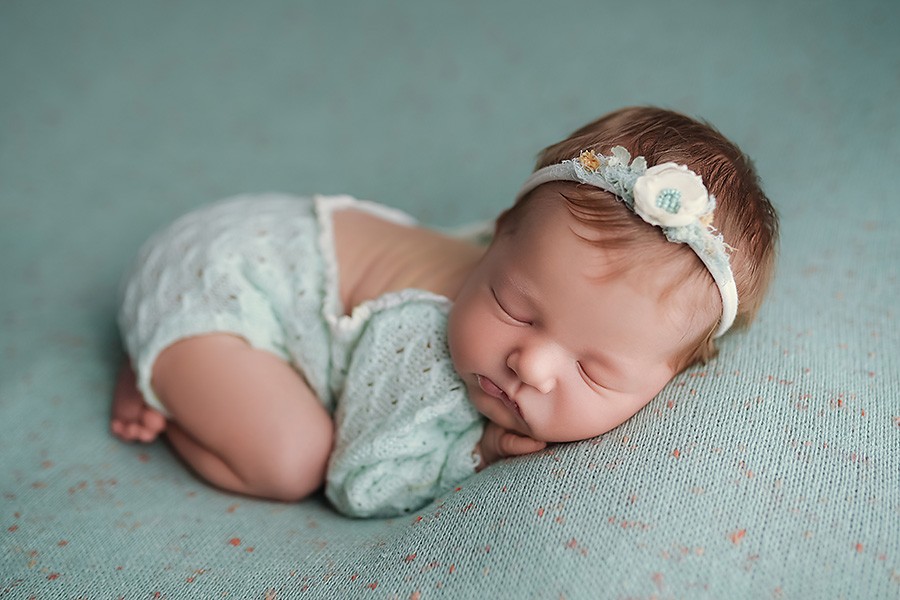 Süße Neugeborenen Fotografie 