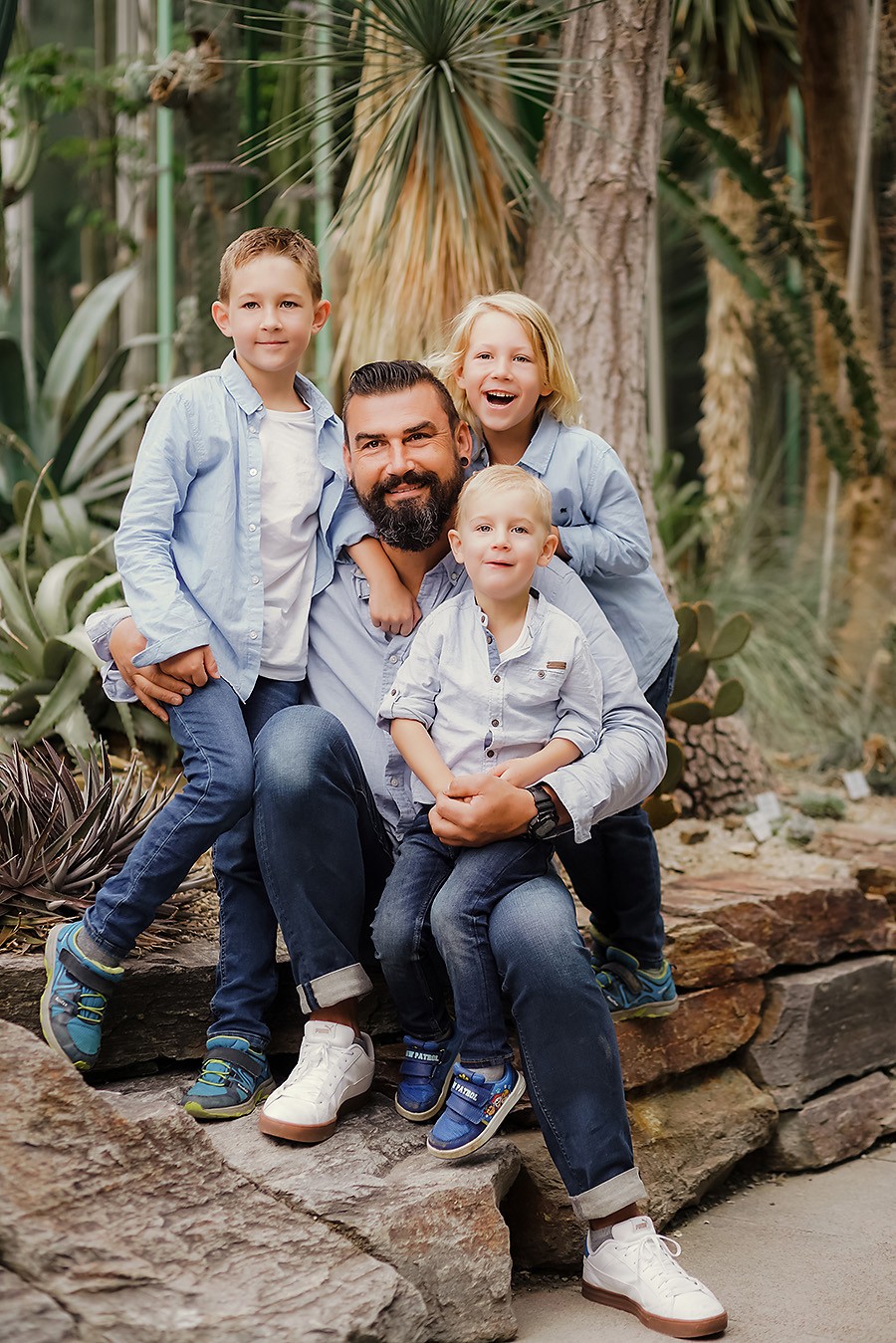 Familienfotos Papa mit Söhnen