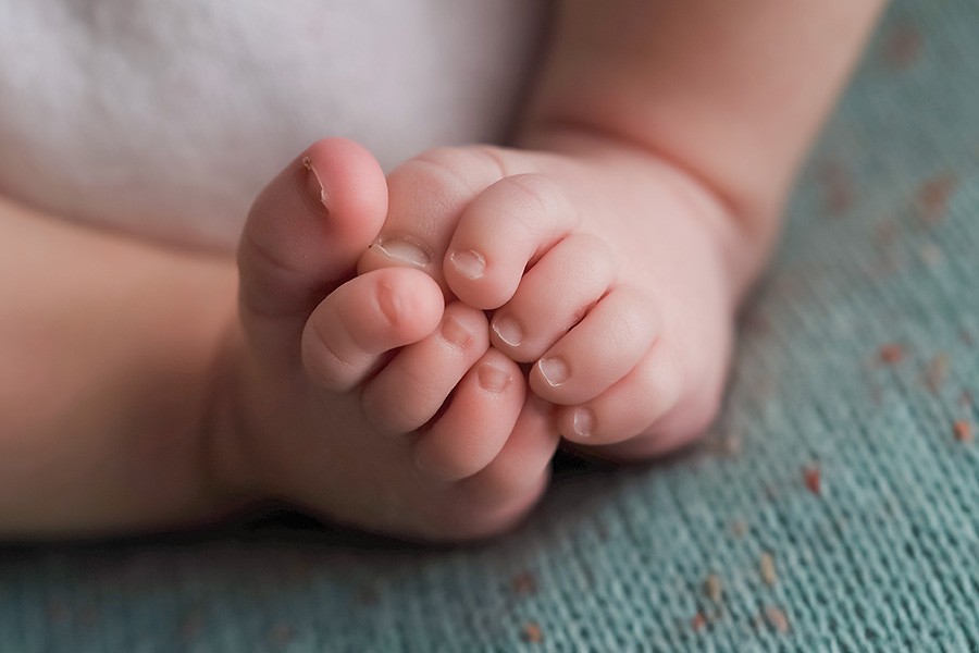 Süße Füßchen eines Neugeborenen Baby beim Fotoshooting Munchen
